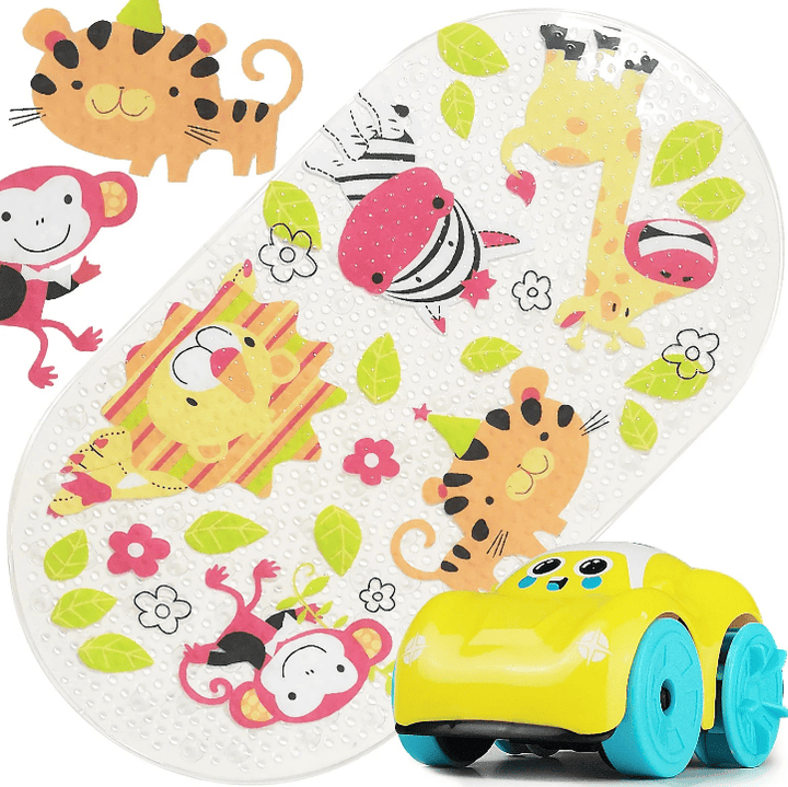 Tapis de bain antidérapant pour bébé imprimé singes, lions, zèbres et girafes dans une ambiance jungle, avec un petit jouet voiture jaune posé à côté.