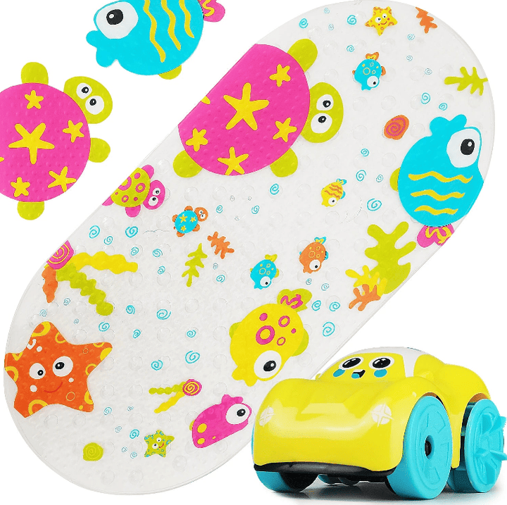 Tapis de bain antidérapant pour bébé imprimé poissons colorés et tortues, avec un petit jouet voiture jaune posé au premier plan.