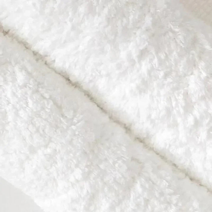 tapis de bain blanc doux texture absorbante gros plan