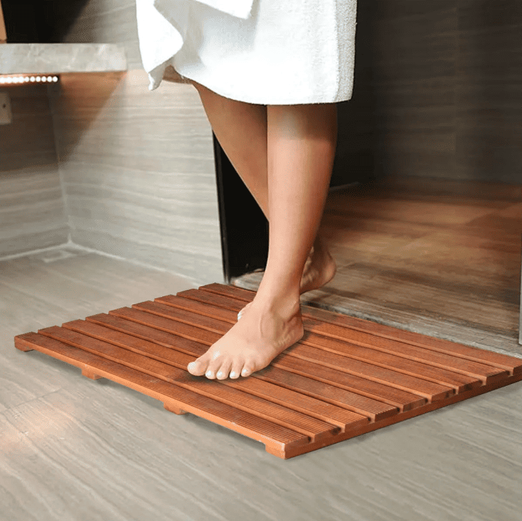 tapis de bain en bois antidérapant utilisé en sortie de douche