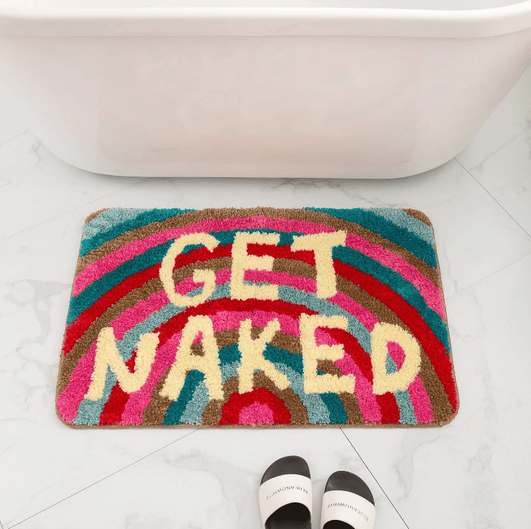 tapis de bain coloré design original devant baignoire moderne