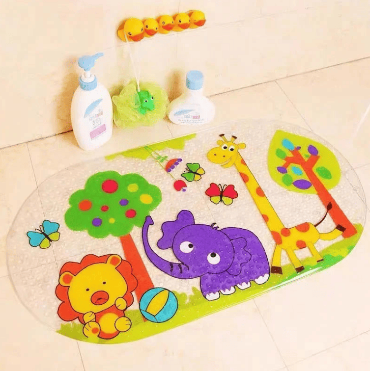 tapis de bain enfant baignoire antidérapant avec motifs animaux colorés dans une salle de bain