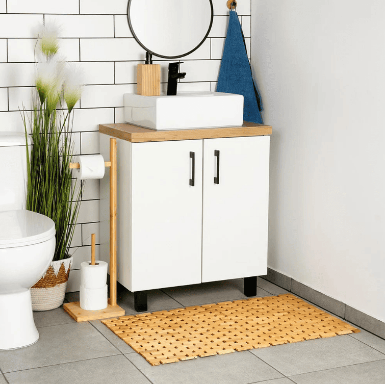 tapis de bain en bambou naturel devant un meuble de salle de bain style moderne et zen