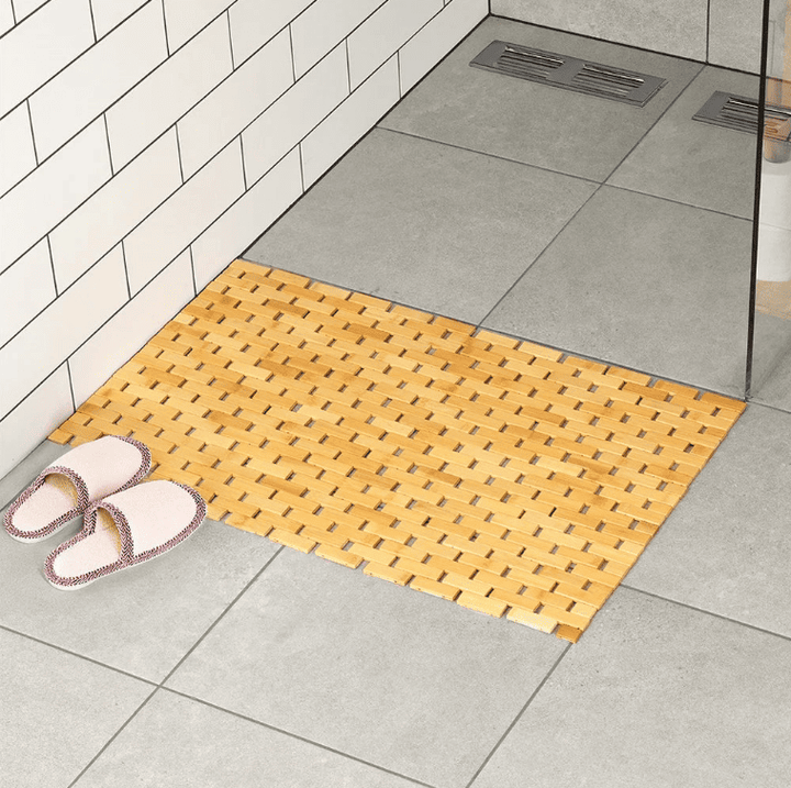 tapis de bain bambou antidérapant 80x50 cm posé au sol dans une salle de bain moderne
