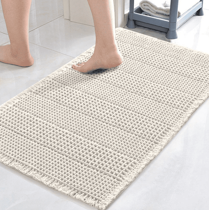 tapis de bain beige antidérapant avec pieds dessus doux absorbant salle de bain carrelage