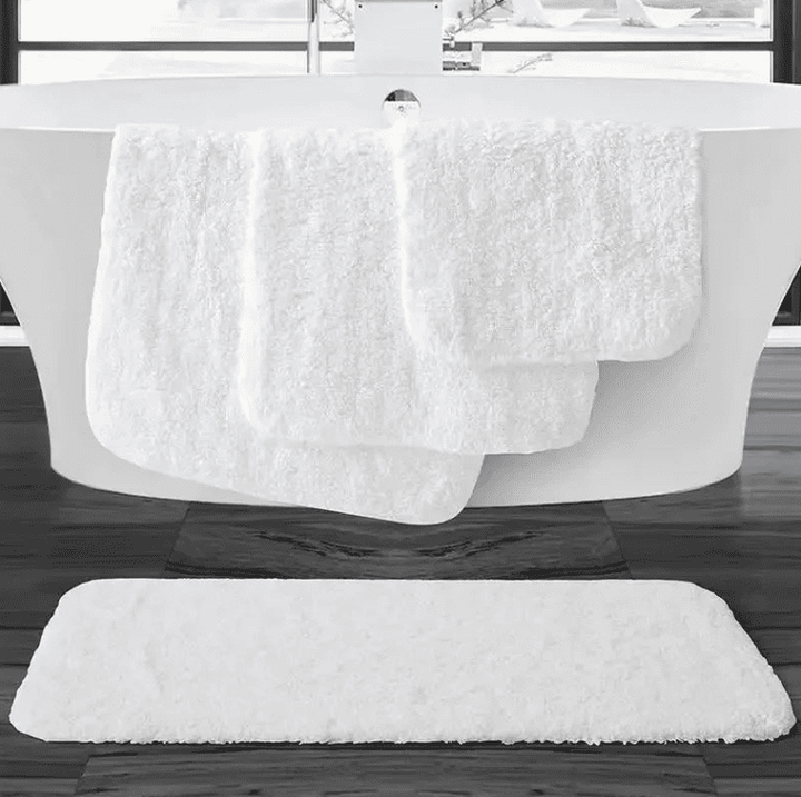 tapis de bain blanc antidérapant devant baignoire moderne