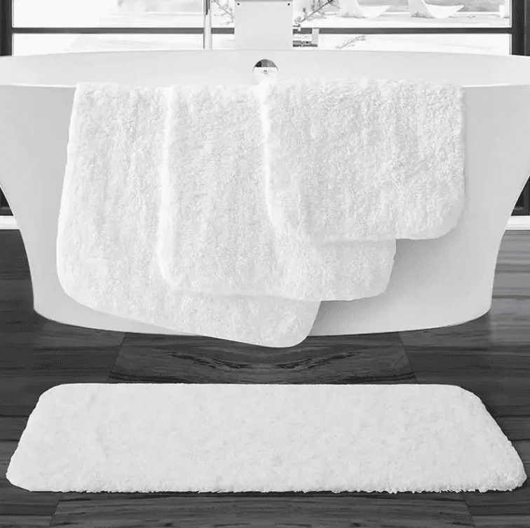 tapis de bain blanc antidérapant devant baignoire moderne