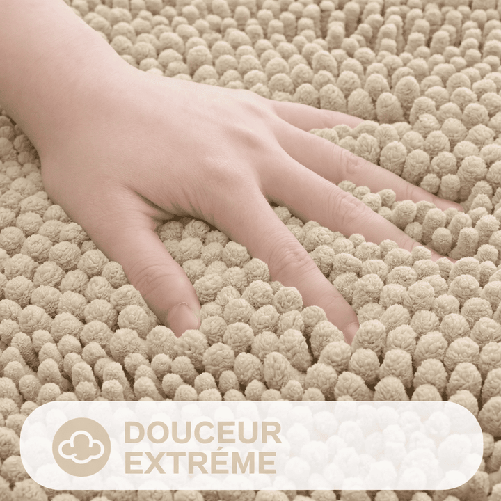 main posée sur tapis de bain beige doux en microfibre chenille ultra moelleux