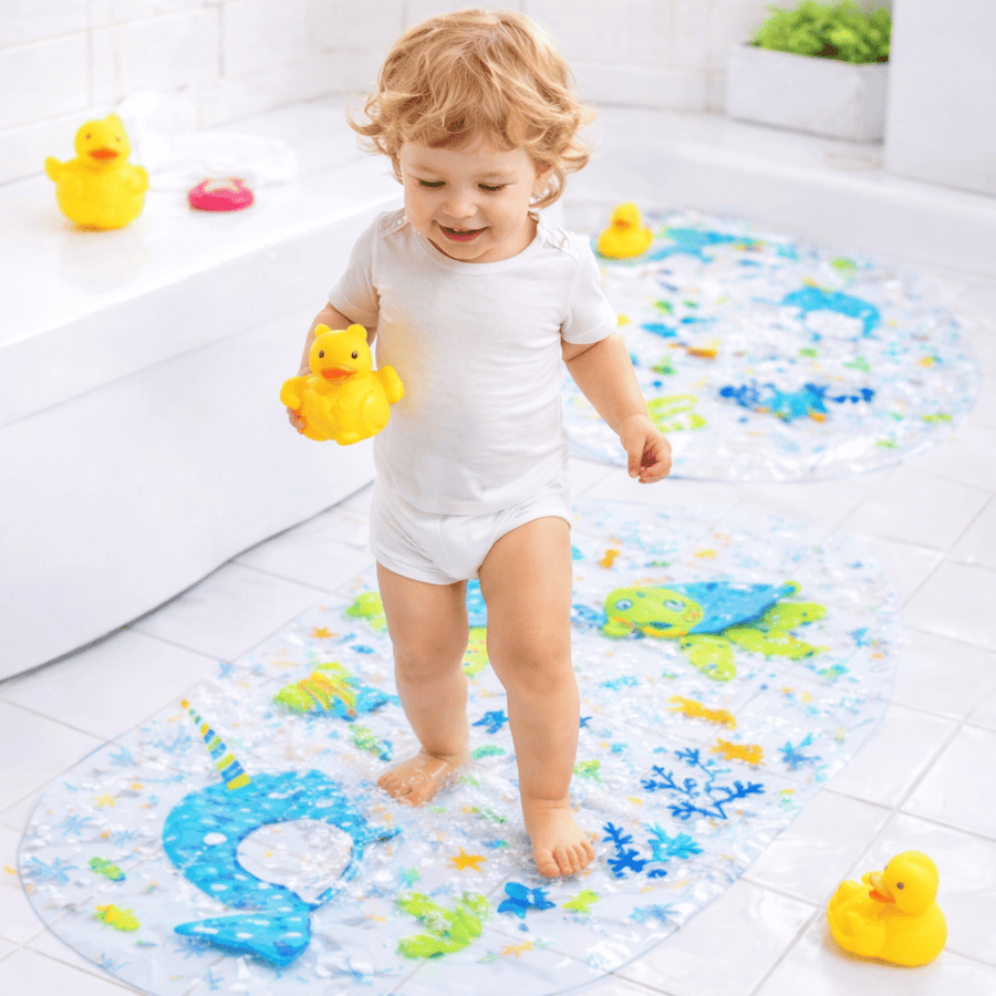 tapis de bain enfant antidérapant avec motifs marins utilisé dans une baignoire pour sécuriser le bain