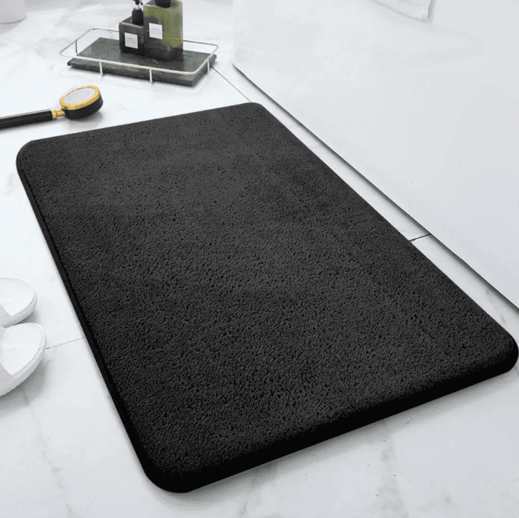tapis de bain noir antidérapant grande taille posé sur sol de salle de bain moderne, tapis douche absorbant et confortable