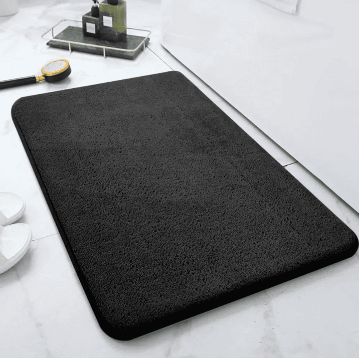 tapis de bain noir antidérapant grande taille posé sur sol de salle de bain moderne, tapis douche absorbant et confortable