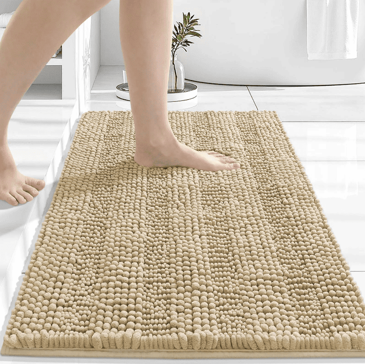tapis de bain xxl beige antidérapant posé au sol dans une salle de bain moderne