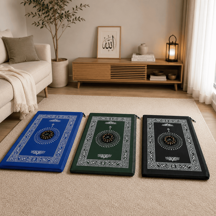 Alt : trois tapis de prière avec boussole en bleu, vert foncé et noir disposés dans un salon moderne et apaisant avec décoration élégante
