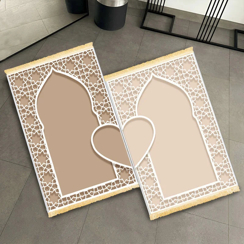 tapis de prière beige confortable adulte avec motif islamique élégant posé au sol design doux et apaisant