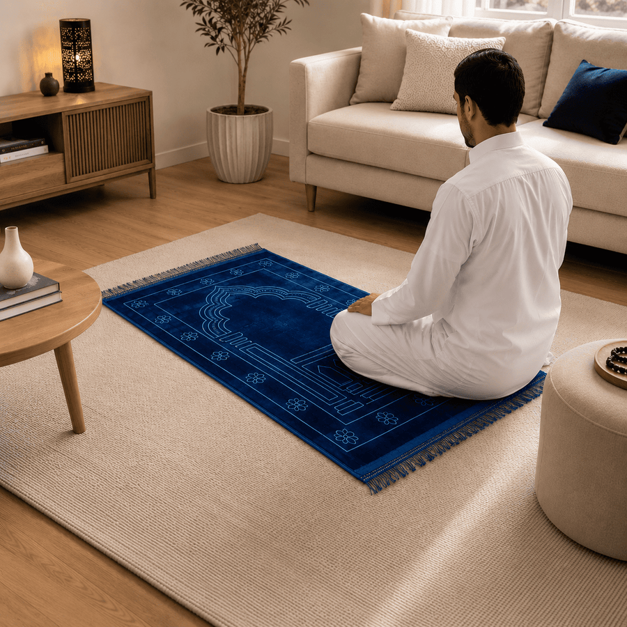 tapis de prière bleu confortable dans un salon moderne avec personne en position de prière