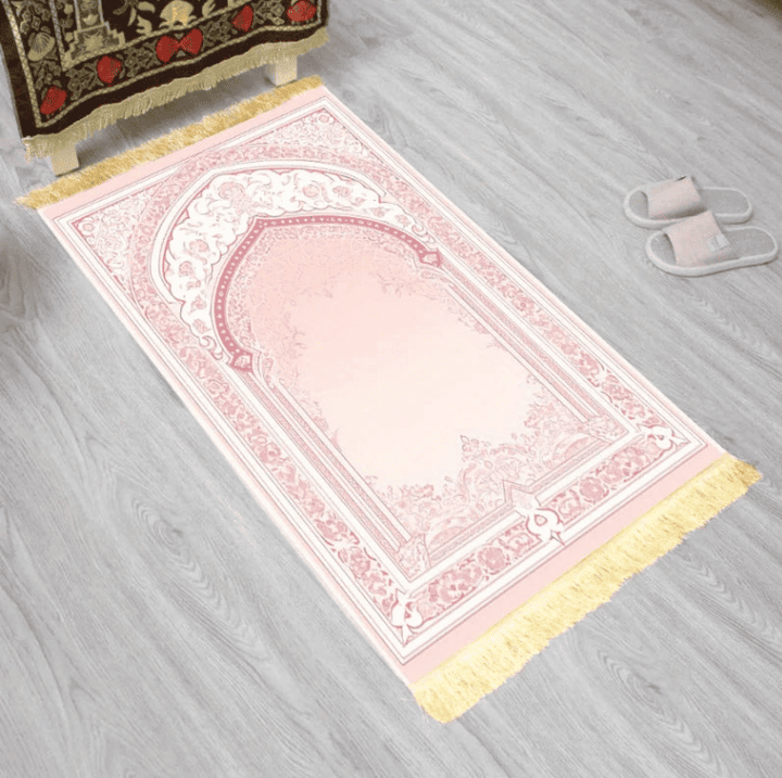 tapis de prière femme rose élégant posé au sol motif islamique doux intérieur lumineux confortable adulte