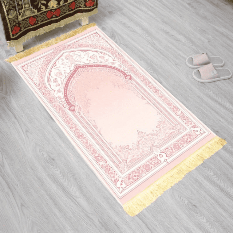 tapis de prière femme rose élégant posé au sol motif islamique doux intérieur lumineux confortable adulte