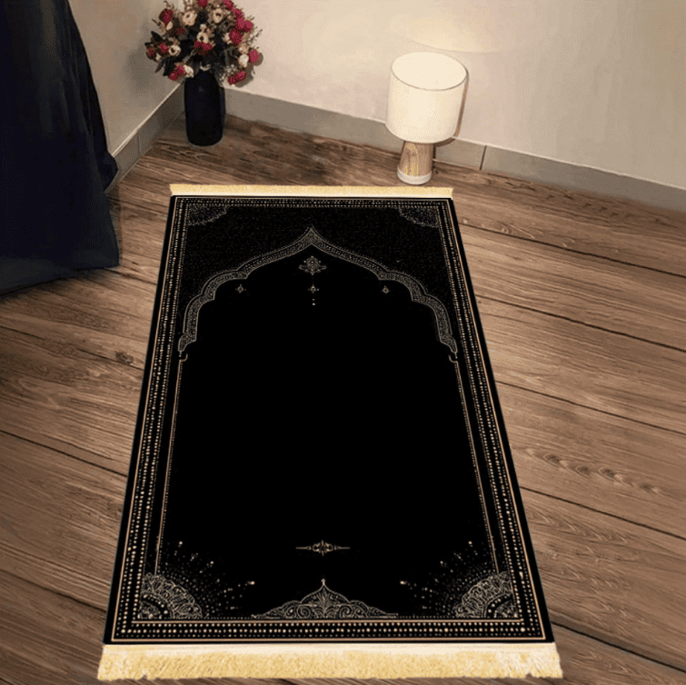 tapis de prière homme noir élégant posé au sol intérieur design islamique confortable et stable pour prière quotidienne