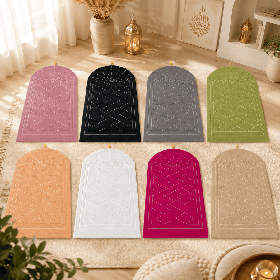 collection de tapis de prière portables colorés dans un salon chaleureux avec décoration moderne et ambiance apaisante