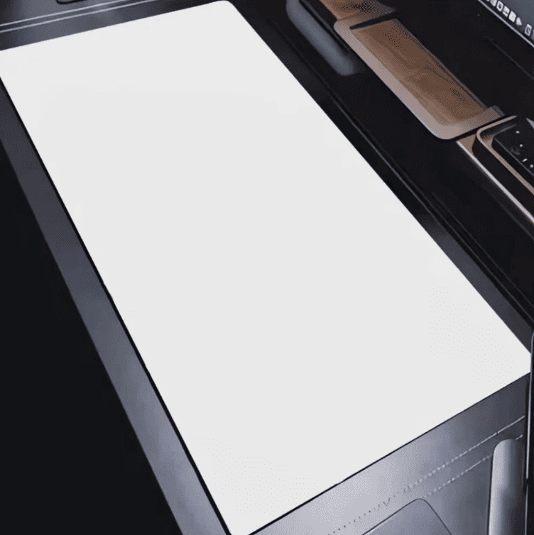 grand tapis de souris blanc sur bureau moderne avec clavier et souris