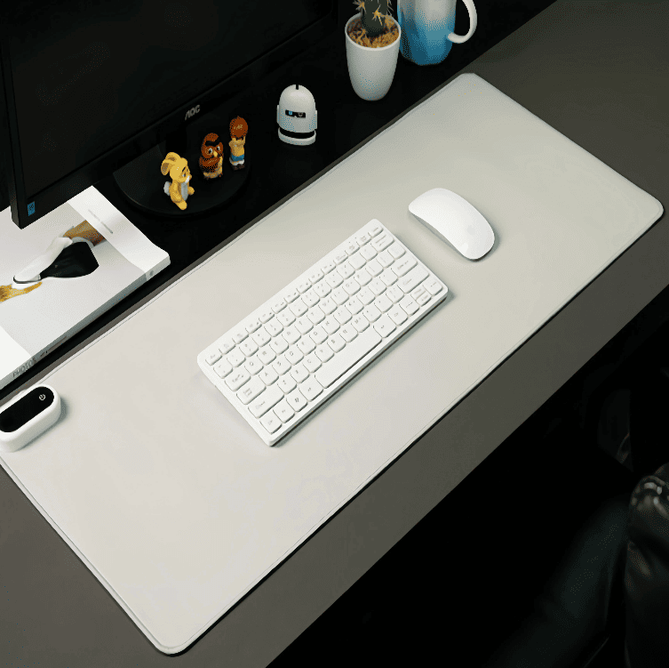 tapis de souris chauffant installé sur un bureau avec clavier et souris pour télétravail hivernal