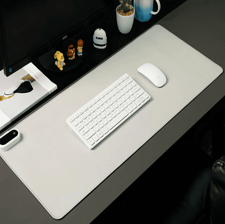 tapis de souris chauffant installé sur un bureau avec clavier et souris pour télétravail hivernal