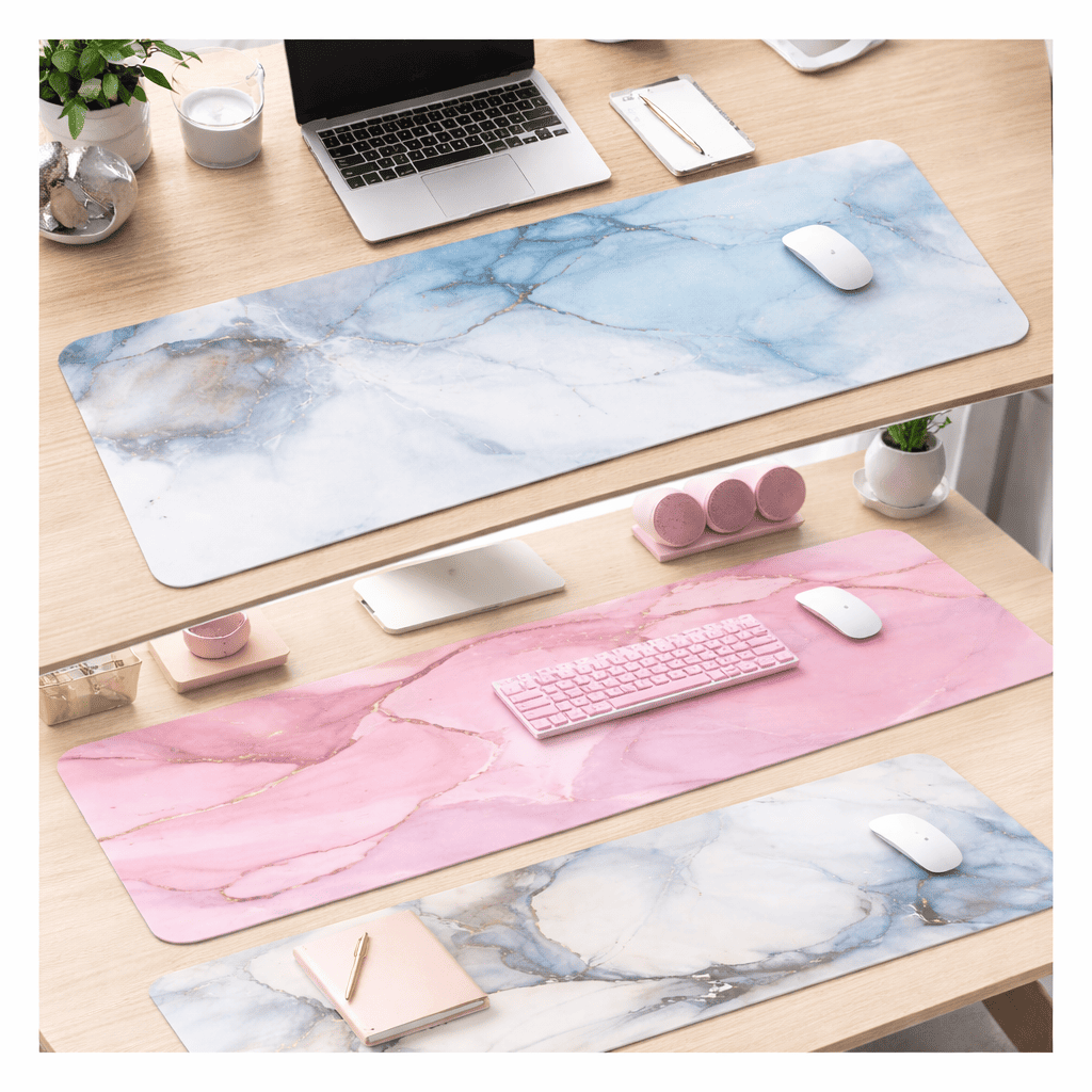 Tapis de souris design marbre grand format bleu rose et blanc pour bureau moderne et setup gaming esthétique