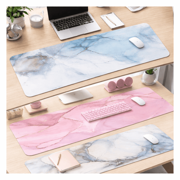 Tapis de souris design marbre grand format bleu rose et blanc pour bureau moderne et setup gaming esthétique