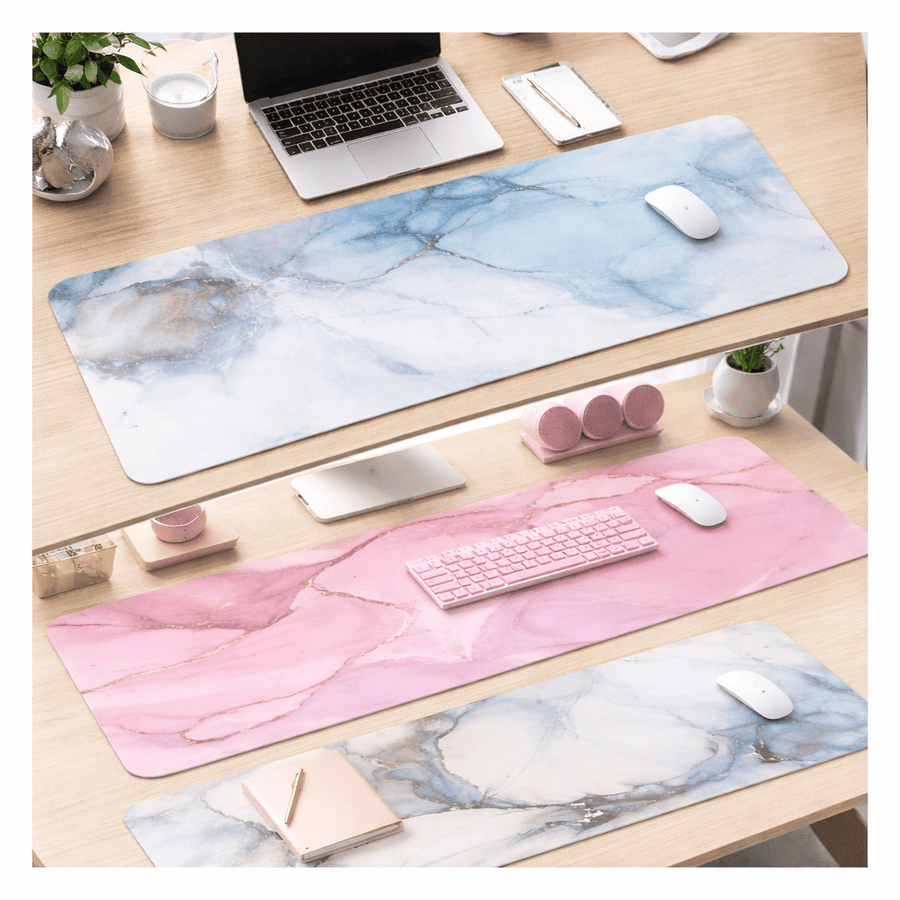 Tapis de souris design marbre grand format bleu rose et blanc pour bureau moderne et setup gaming esthétique