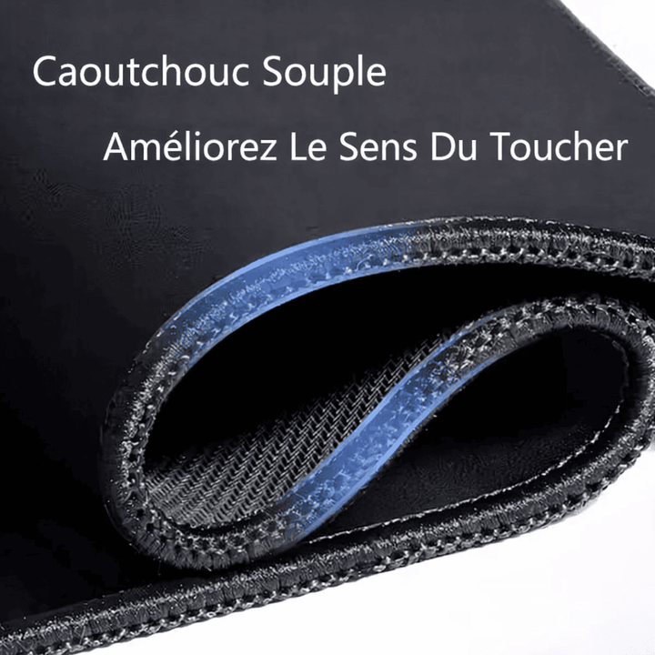 Grâce à sa base en caoutchouc antidérapant, ce tapis de souris reste parfaitement en place pour une utilisation stable et précise.