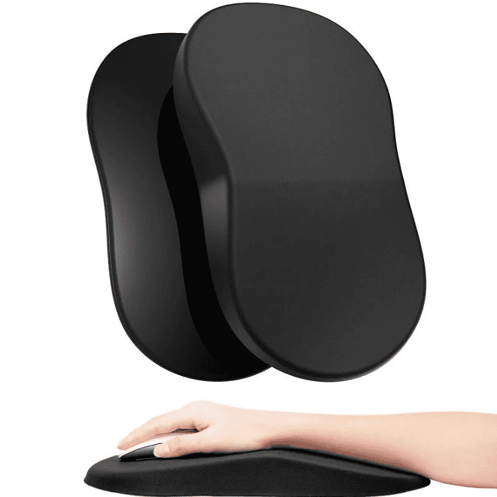 Deux repose-poignets ergonomiques noirs empilés, et un poignet posé sur l’un d’eux pour illustrer le soutien confortable lors de l’utilisation d’une souris