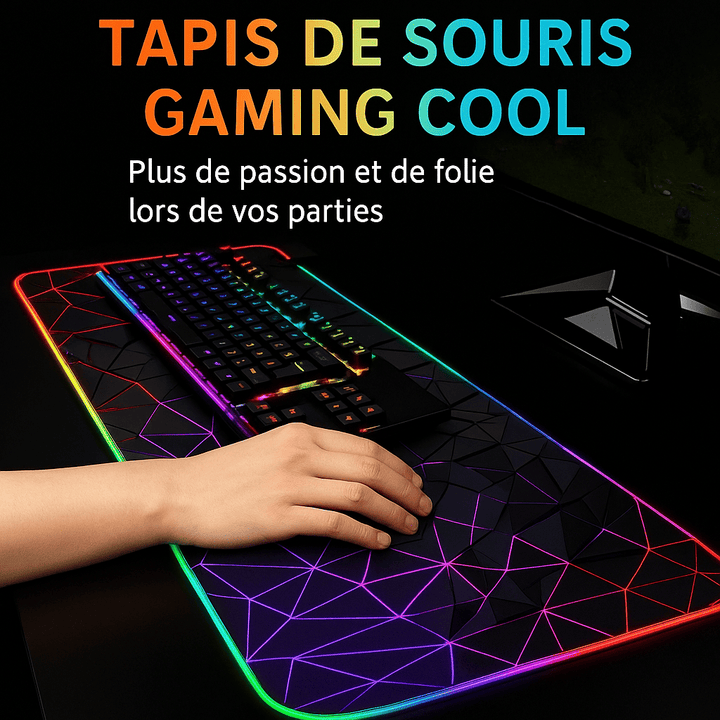 Bureau de gamer avec écran, clavier rétroéclairé et main manipulant la souris sur un tapis XXL à motifs géométriques éclairés en RGB pour une expérience de jeu immersive.