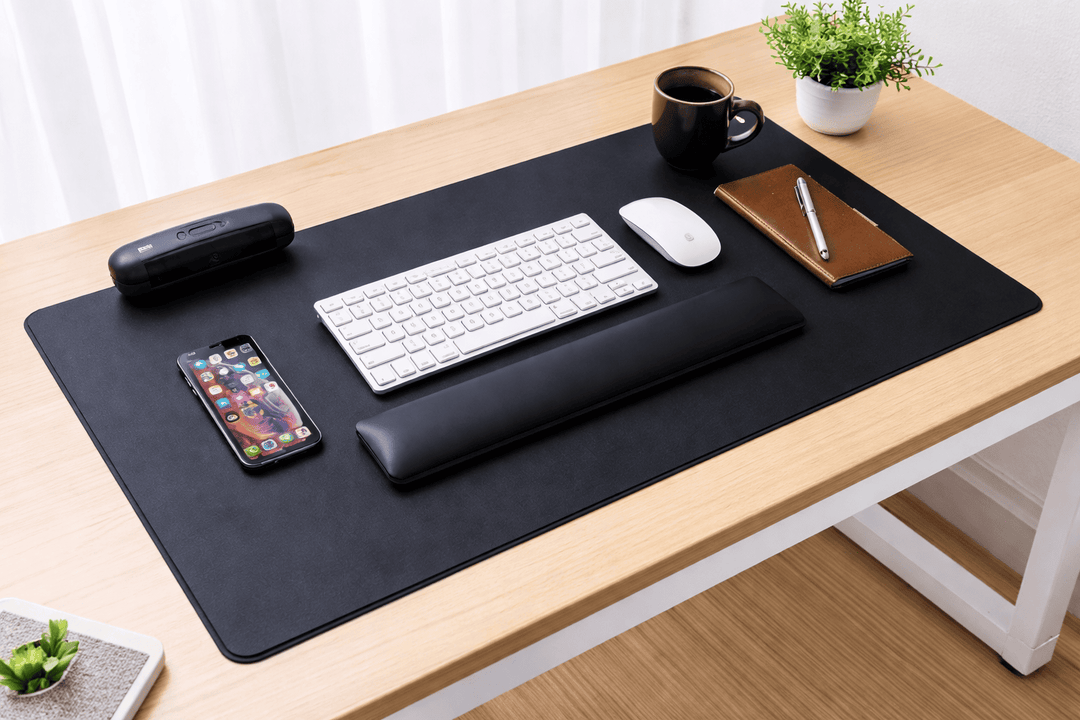 Grand tapis de souris XXL 90x45 cm couvrant clavier et souris sur bureau en bois clair