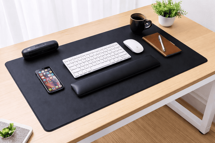 Grand tapis de souris XXL 90x45 cm couvrant clavier et souris sur bureau en bois clair