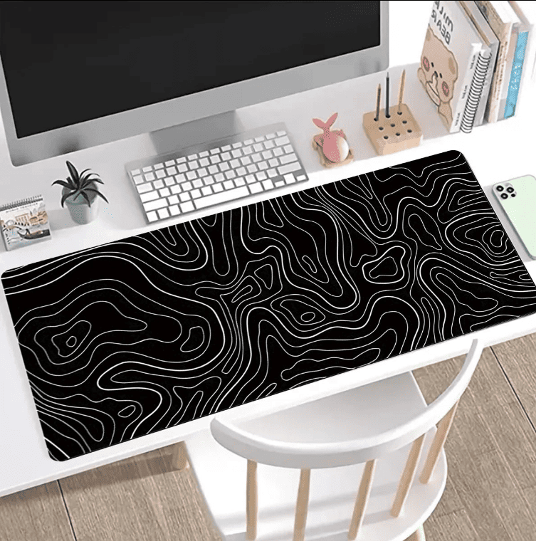 grand tapis de souris XXL installé sur bureau avec clavier et ordinateur