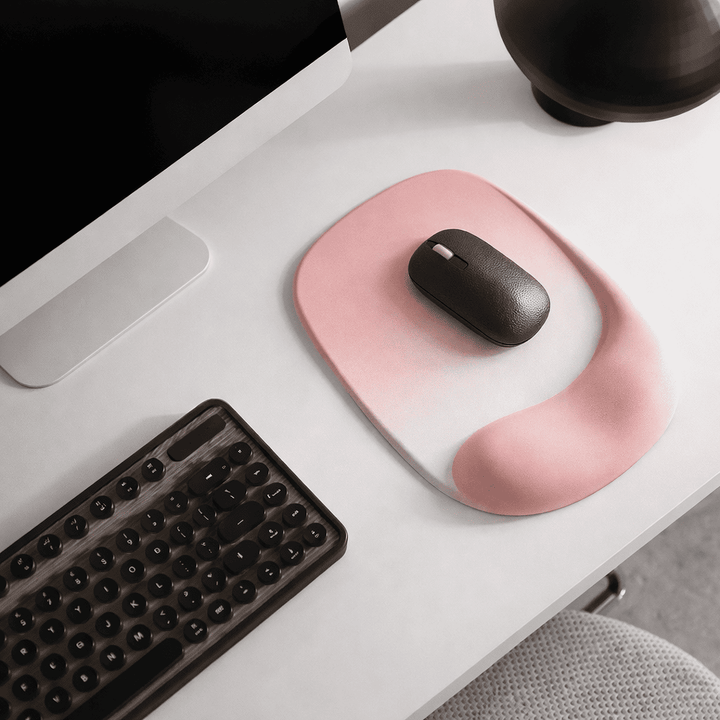 Tapis de souris ergonomique avec repose-poignet posé sur un bureau avec souris