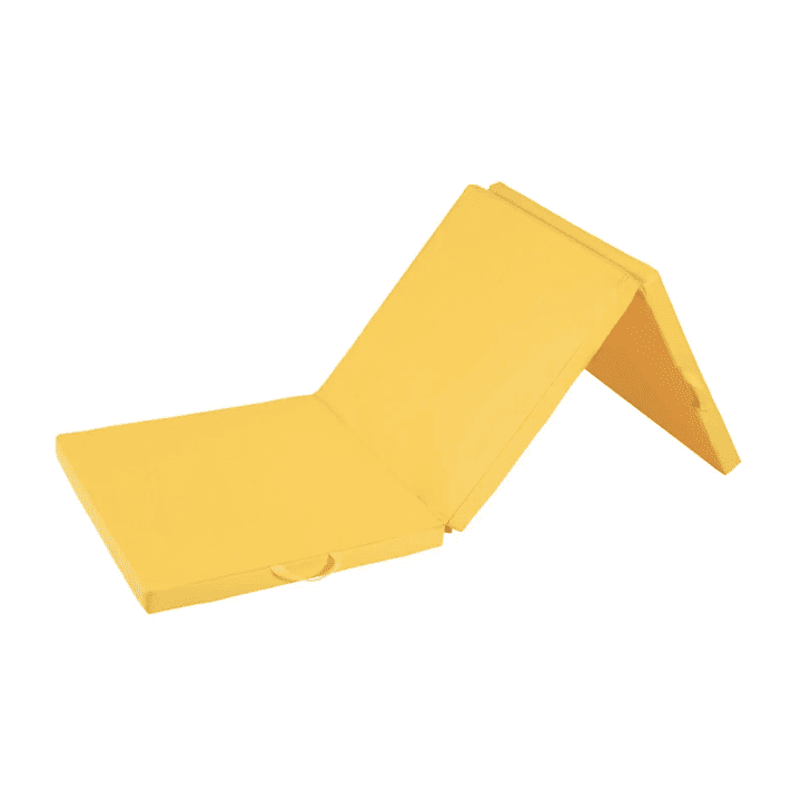 Tapis de sport pliable en mousse jaune, déployé en accordéon avec poignée de transport intégrée, idéal pour yoga et fitness.