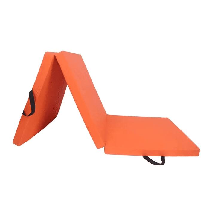 Tapis de sport pliable en mousse orange, déployé en accordéon avec poignée de transport intégrée, adapté au yoga, pilates et fitness.