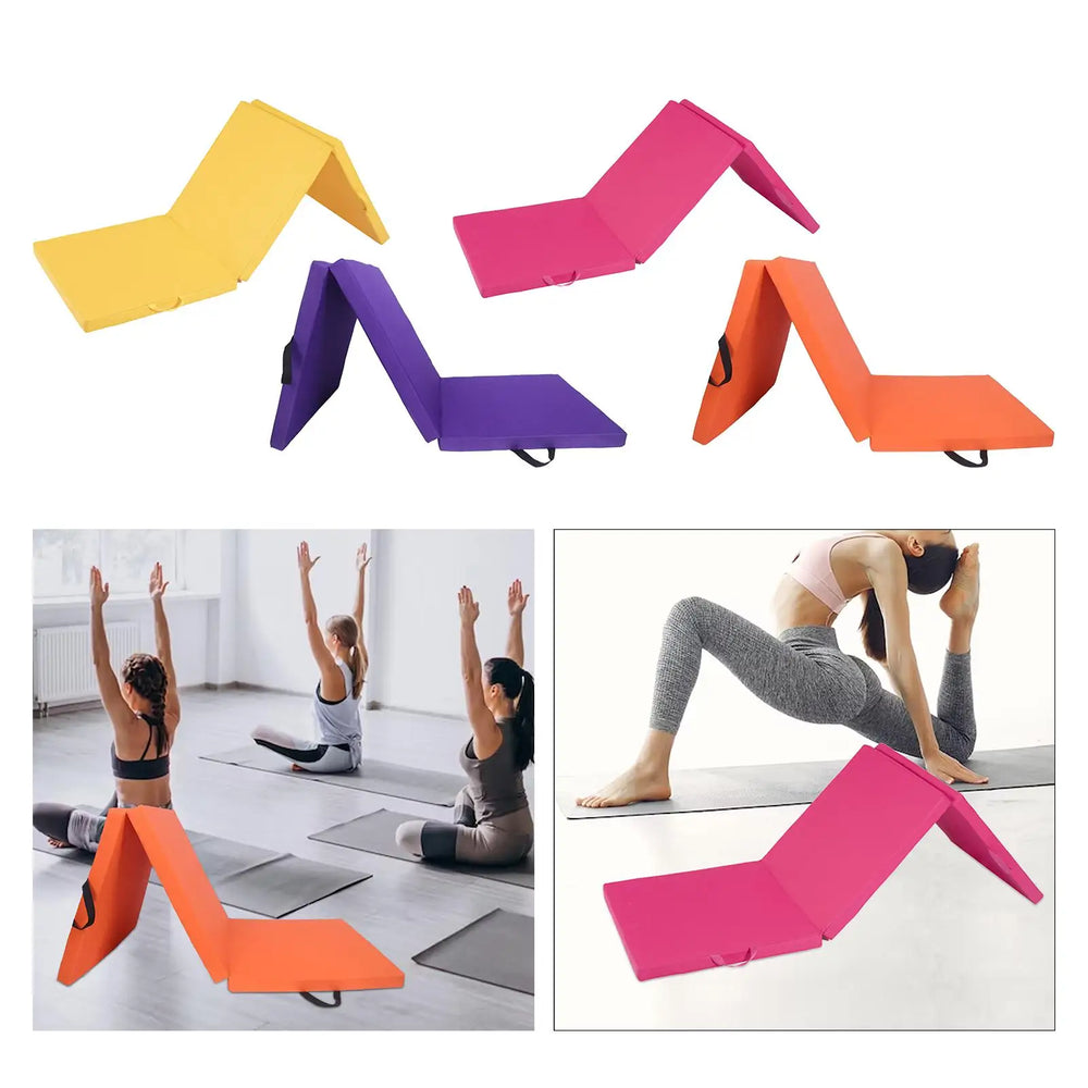 En haut, quatre tapis de sport pliables en accordéon (jaune, rose, violet, orange). En bas à gauche, tapis pliable orange utilisé en cours de yoga en studio. En bas à droite, tapis pliable rose déployé sous une femme en posture de yoga.