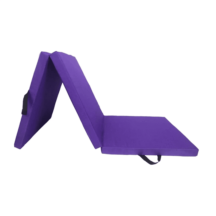 Tapis de sport pliable en mousse violette, posé en accordéon avec poignée de transport intégrée.