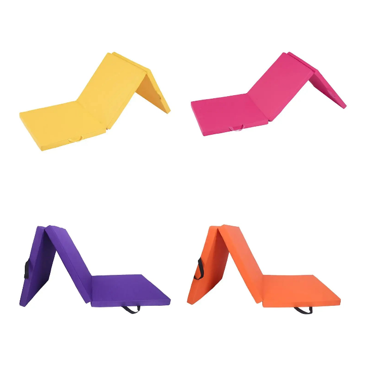 Quatre tapis de sport pliables déployés en forme accordéon, en jaune, rose, violet et orange, avec poignées de transport intégrées.