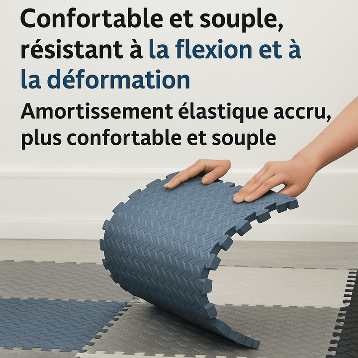 Deux mains pliant une dalle de tapis de sport salle en mousse EVA pour démontrer sa flexibilité, sur un sol dalles imbriquées noir, gris et bleu.