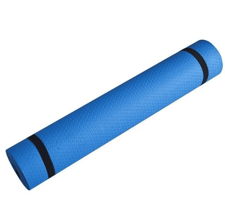 Tapis de sport sol enroulé de couleur bleue avec surface texturée en nid d’abeille et deux sangles de maintien noires.
