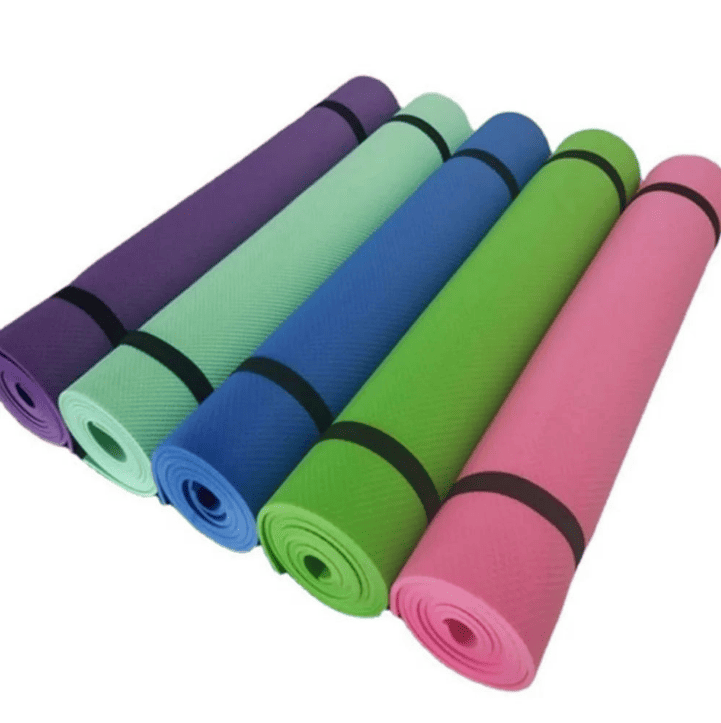 Vue de six tapis de sport sol enroulés avec sangle de maintien
