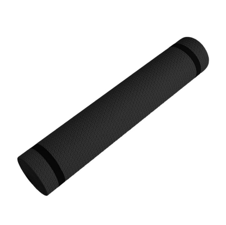 Tapis de sport sol noir enroulé, surface en nid d’abeille, maintenu par deux sangles élastiques pour un transport facile.