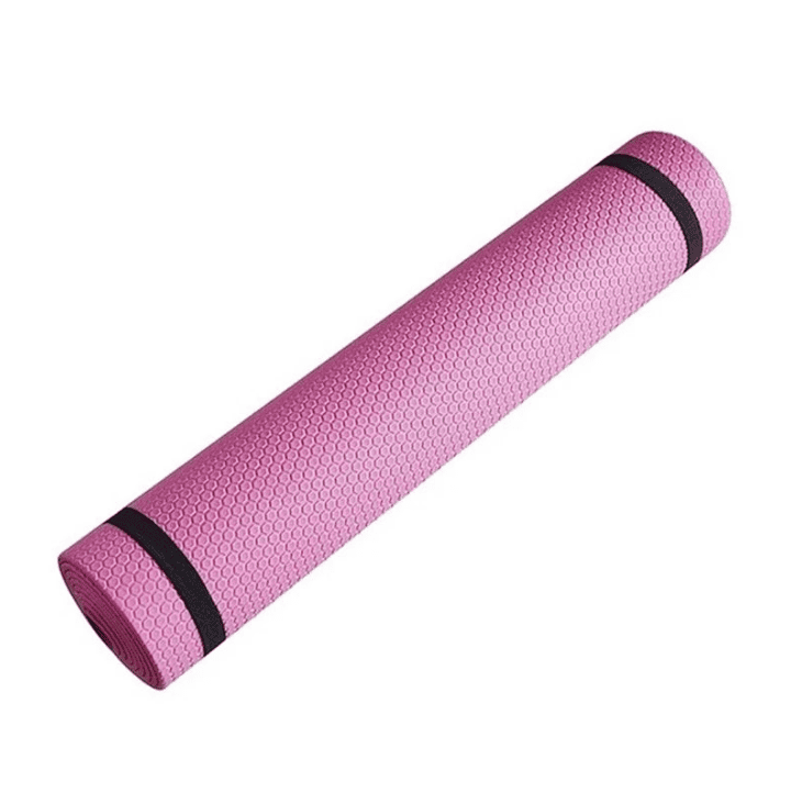 Tapis de sport rose enroulé, surface texturée en nid d’abeille, maintenu par deux sangles élastiques noires.
