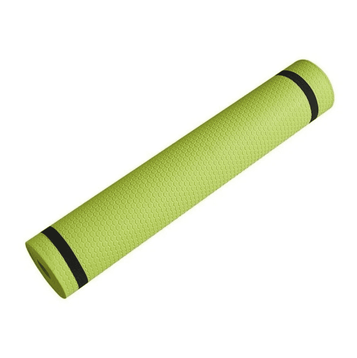 Tapis de sport vert enroulé, surface en nid d’abeille antidérapante, maintenu par deux sangles noires pour le transport.