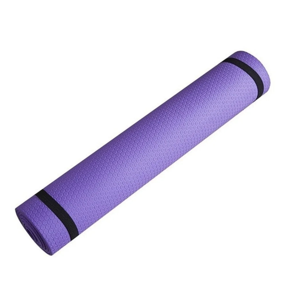 Tapis de sport sol enroulé de couleur violette, surface texturée en nid d’abeille, maintenu par deux sangles noires.