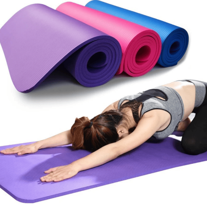Femme faisant une séance de yoga sur un tapis de sport sol violet, avec en arrière-plan des tapis roulés