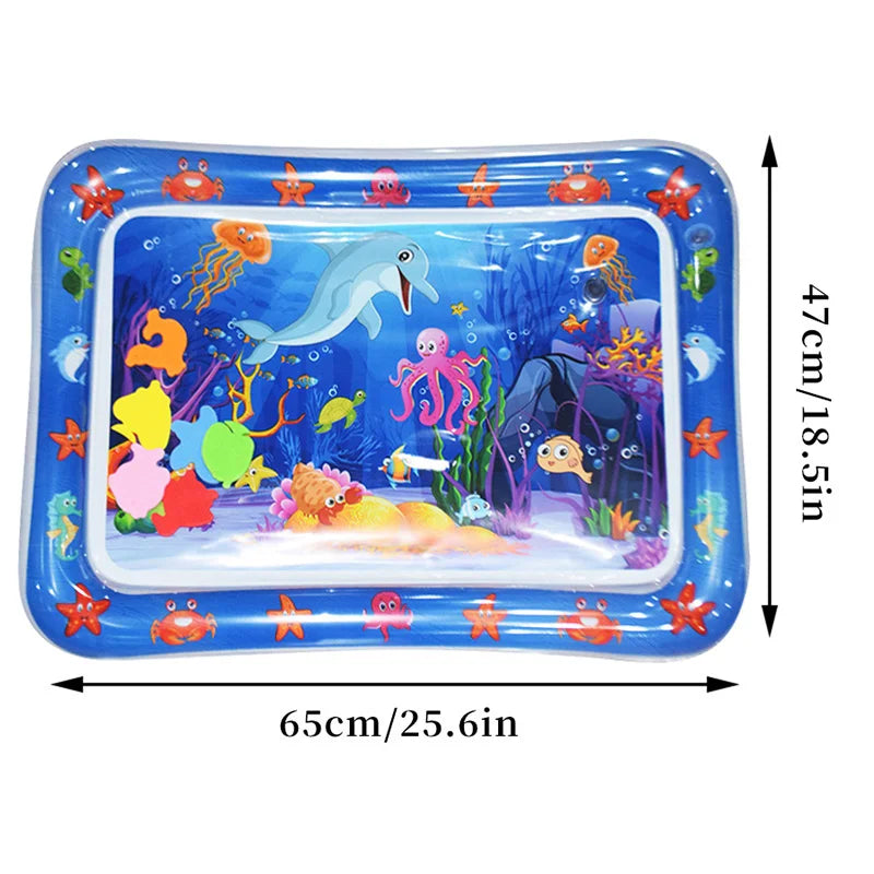 Tapis d’éveil eau pour bébé avec dimensions 65 × 47 cm, décor marin coloré et contour gonflable, idéal pour l’éveil sensoriel.